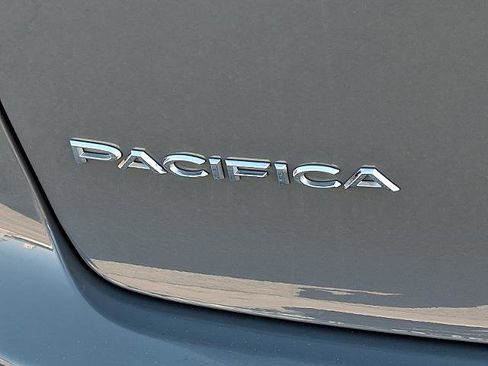 Used 2023 Chrysler Pacifica Touring-L image 29