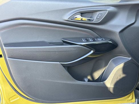 Used 2025 Chevrolet Trax RS w/ Sunroof Package image 17