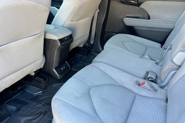 Used 2021 Toyota Highlander LE FWD image 13