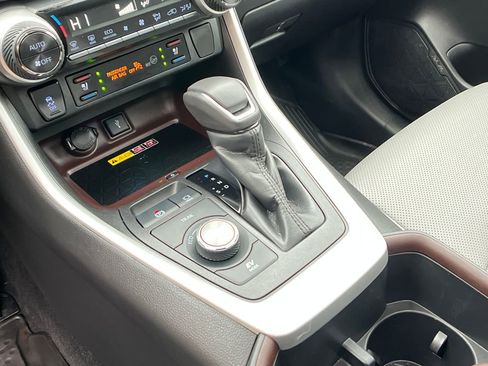 Used 2022 Toyota RAV4 Limited image 18