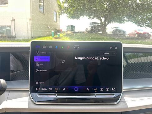 Used 2025 Volkswagen Tiguan SE w/ Panoramic Sunroof Package FWD image 16
