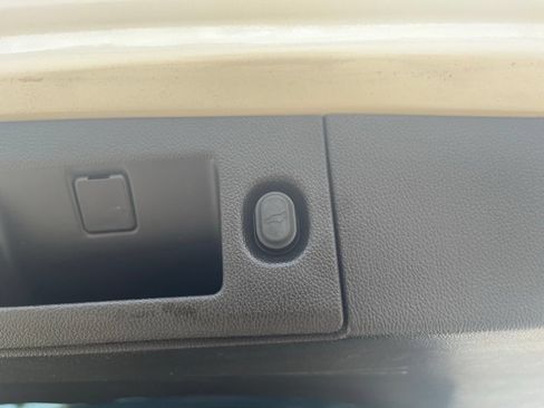Used 2015 Cadillac Escalade Luxury AWD/4WD image 10