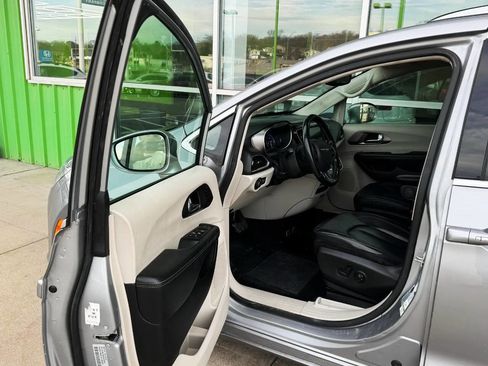 Used 2020 Chrysler Pacifica Touring-L image 11