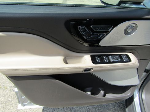 Used 2022 Lincoln Aviator Reserve w/ Equipment Group 201A AWD/4WD image 10