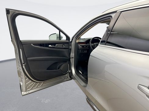 Used 2021 Lincoln Nautilus Reserve image 9