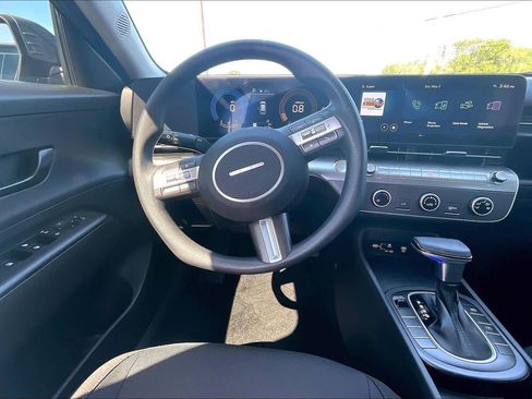 Used 2025 Hyundai Kona SE FWD image 5