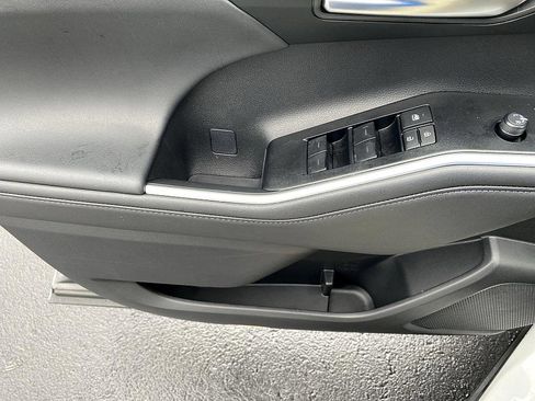 Certified 2025 Toyota Highlander XLE image 9