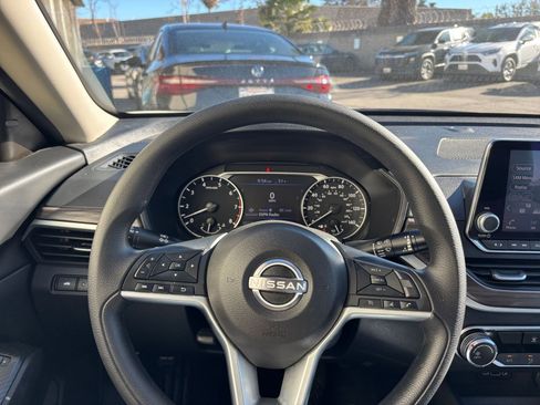 Used 2025 Nissan Altima 2.5 SV image 34