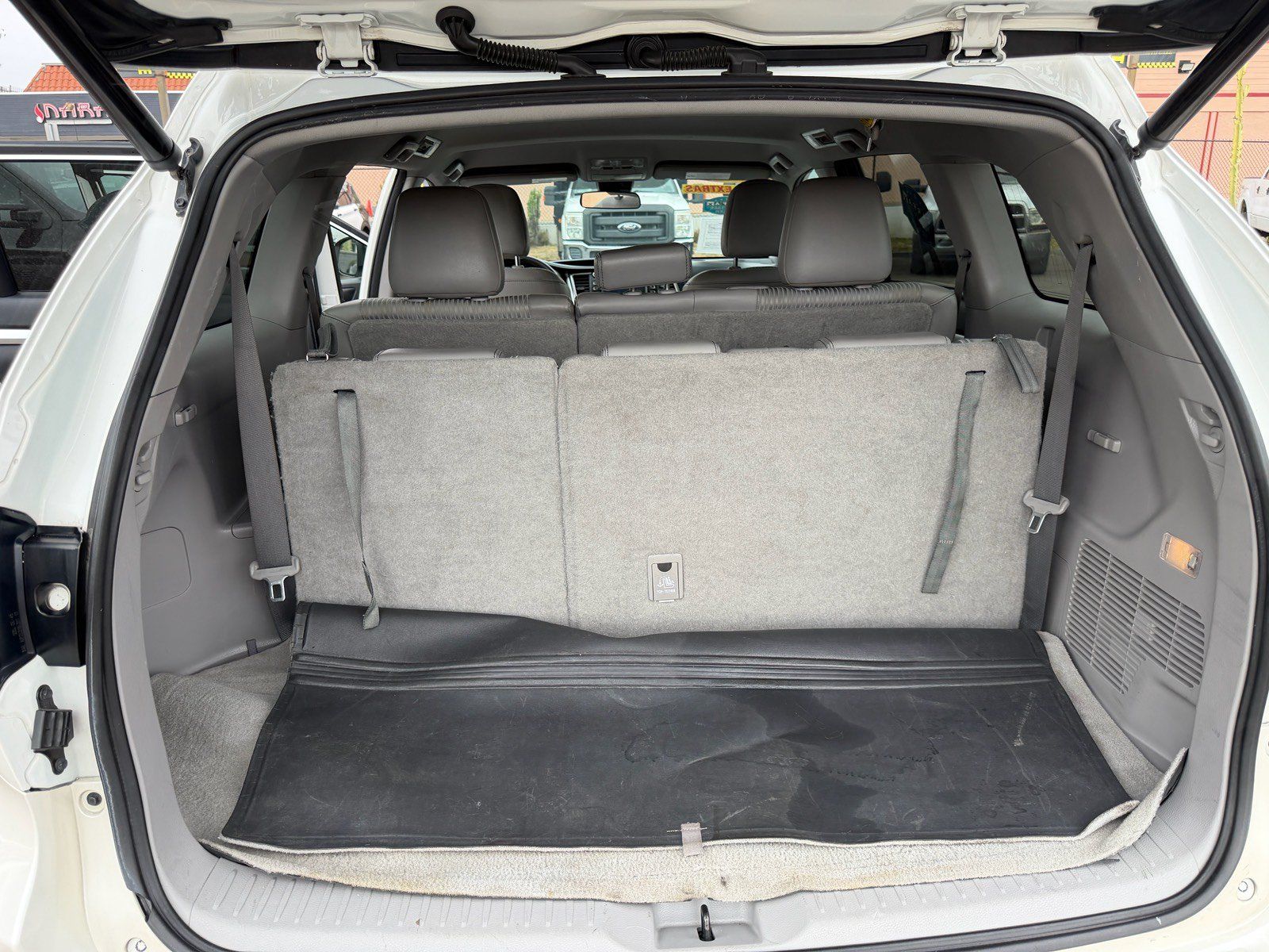 Used 2017 Toyota Highlander Plus w/ Carpet Mat Package FWD image 9