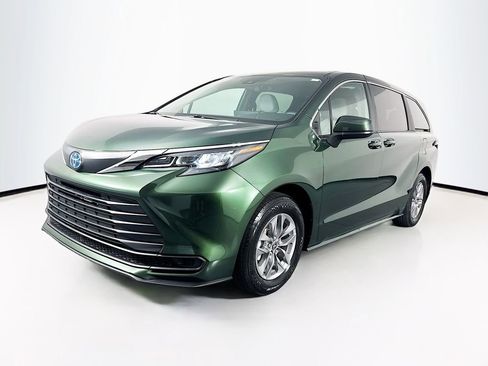 Used 2025 Toyota Sienna LE AWD/4WD image 3