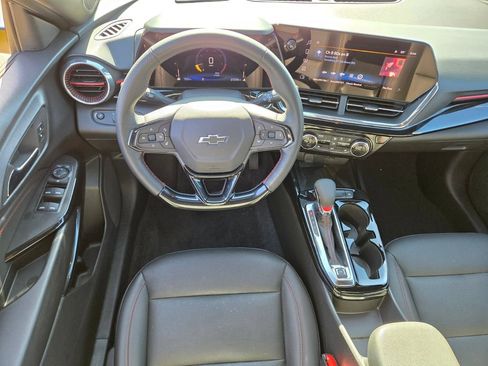 Used 2025 Chevrolet Trax RS w/ Sunroof Package FWD image 16