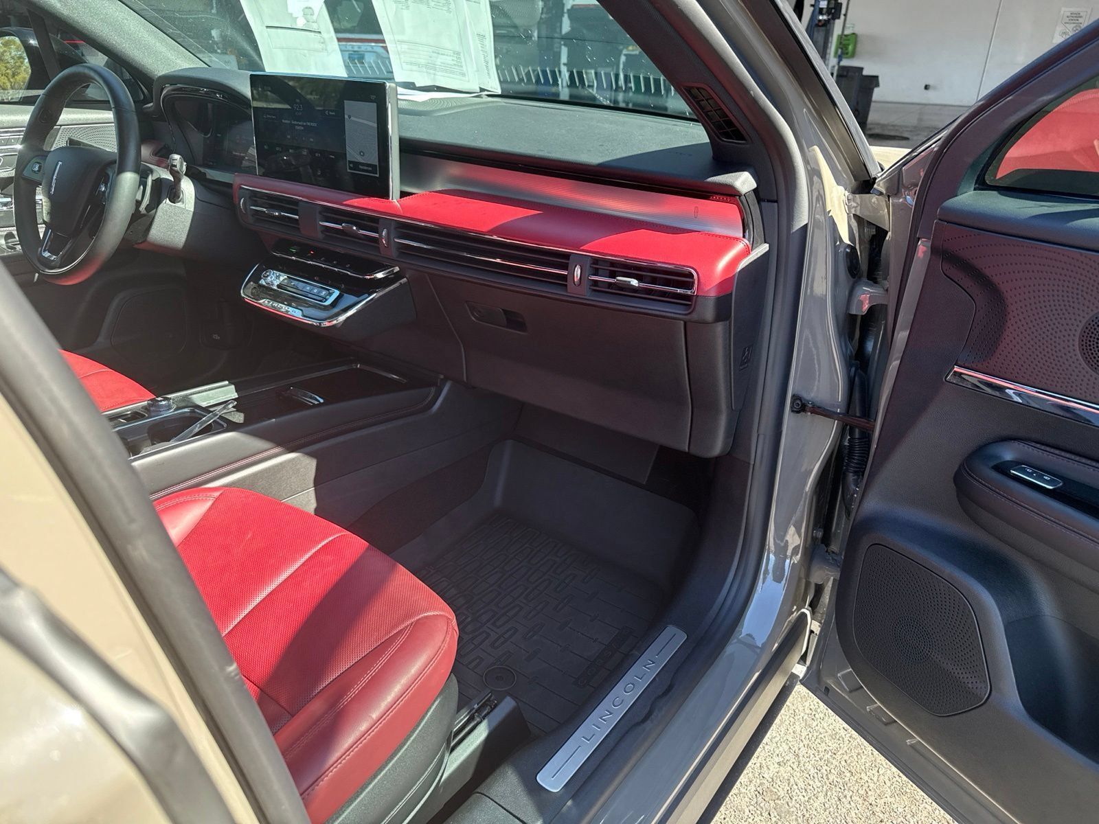Certified 2025 Lincoln Corsair Reserve w/ Jet Appearance Package AWD/4WD image 12