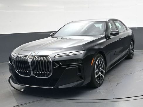 Used 2025 BMW 760i xDrive w/ Luxury Rear Seating Package image 9