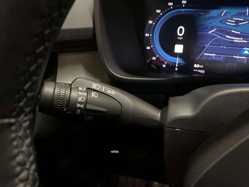 Used 2025 Volvo XC40 B5 Plus image 32