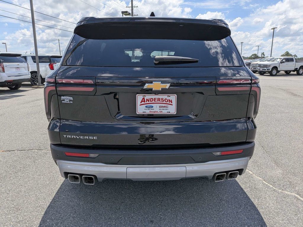 Used 2026 Chevrolet Traverse LT FWD image 5