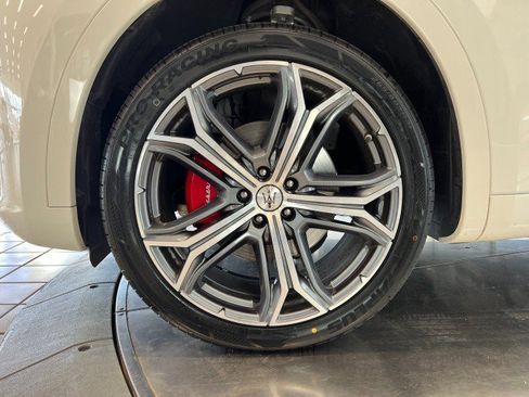 Used 2020 Maserati Levante AWD/4WD image 40