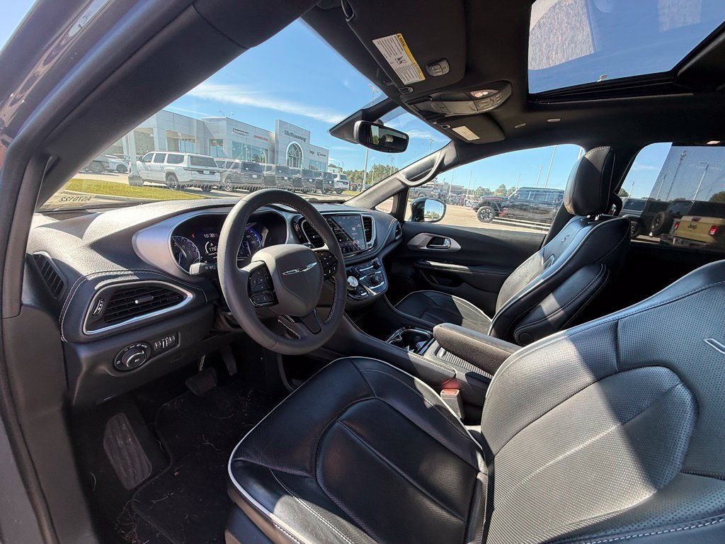 Used 2025 Chrysler Pacifica Limited FWD image 20