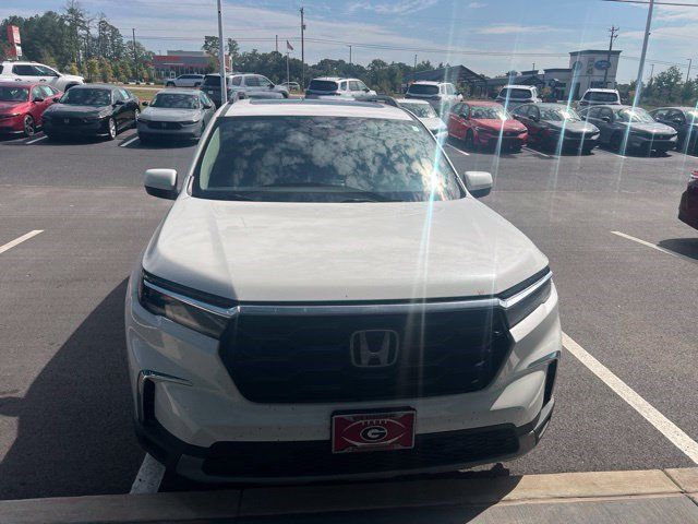 Used 2023 Honda Pilot Touring image 2