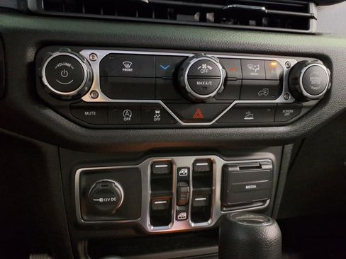 Used 2025 Jeep Gladiator Sport AWD/4WD image 25