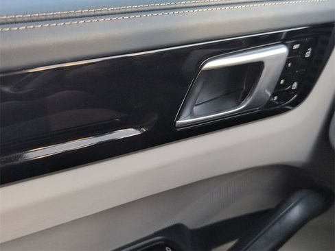 Used 2021 Porsche Cayenne w/ Premium Package image 24