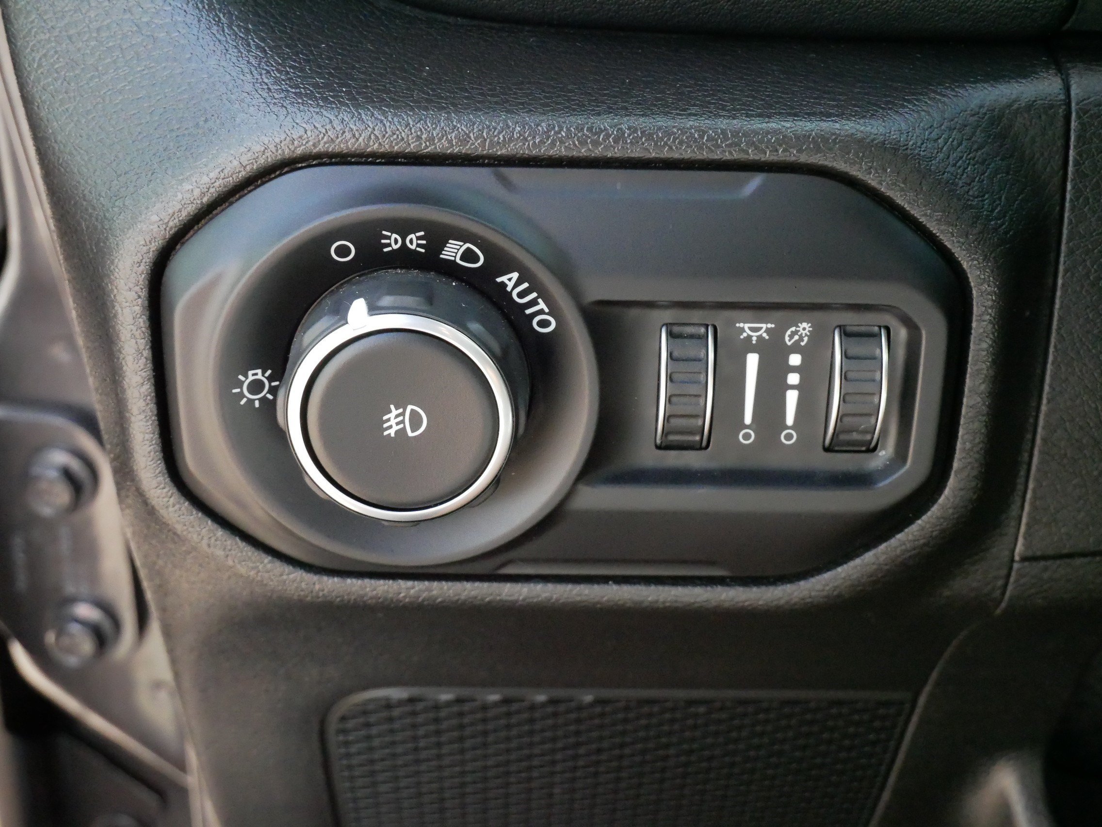 Used 2022 Jeep Wrangler Unlimited Sahara w/ Cold Weather Group AWD/4WD image 27