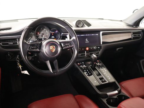 Used 2022 Porsche Macan AWD/4WD image 2