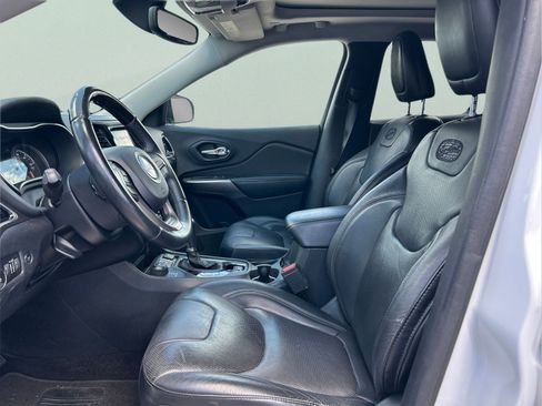 Certified 2019 Jeep Cherokee Overland AWD/4WD image 9