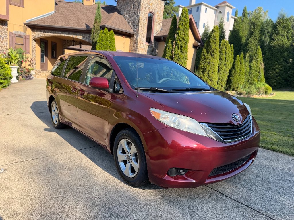 Used 2012 Toyota Sienna LE FWD image 4