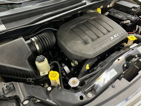 Used 2014 Chrysler Town & Country Touring image 45