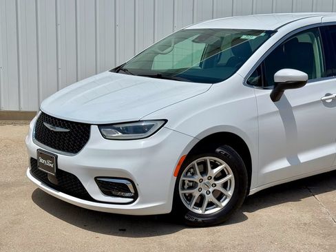 Used 2023 Chrysler Pacifica Touring-L FWD image 2