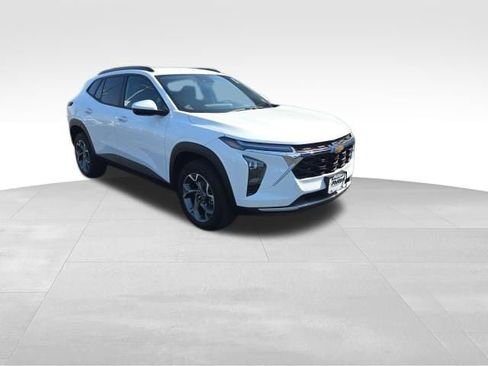 Used 2025 Chevrolet Trax LT FWD image 7