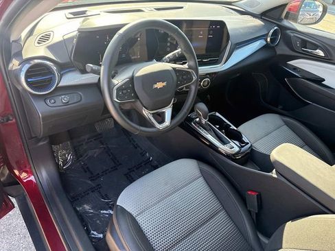 Used 2025 Chevrolet Trax LT w/ LT Convenience Package FWD image 25