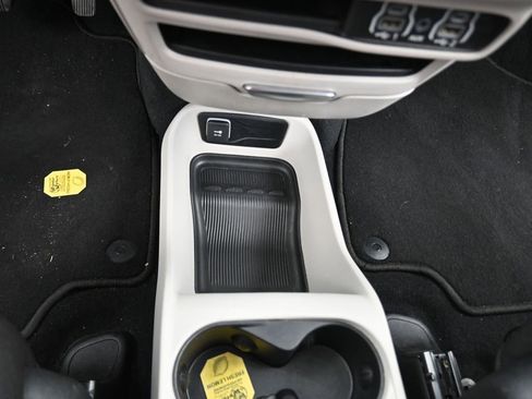 Used 2022 Chrysler Voyager LX image 13