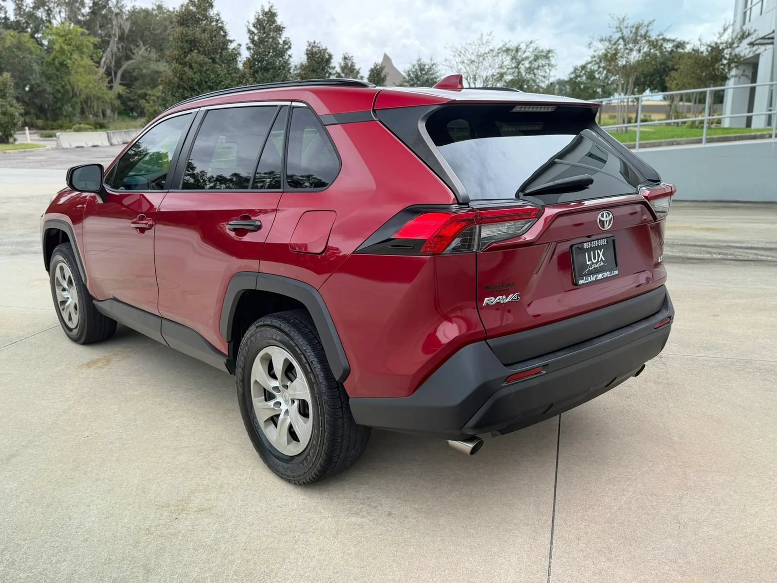 Used 2019 Toyota RAV4 LE FWD image 11