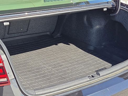 Used 2017 Volkswagen Passat 1.8T SEL Premium image 9