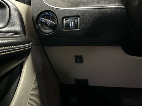 Used 2014 Chrysler Town & Country Touring image 30