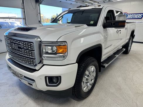 Used 2019 GMC Sierra 2500 Denali w/ Duramax Plus Package AWD/4WD image 2