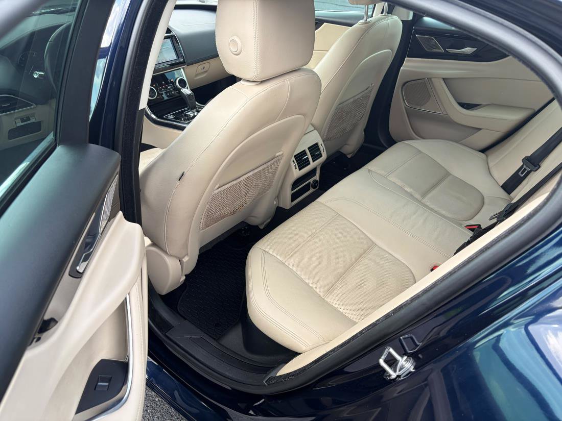 Used 2020 Jaguar XE S RWD image 13