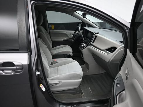 Used 2018 Toyota Sienna LE w/ Carpet Mat Package FWD image 50