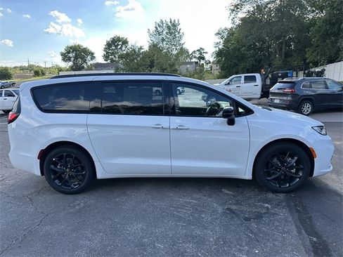 New 2026 Chrysler Pacifica Limited w/ S Appearance Package image 5