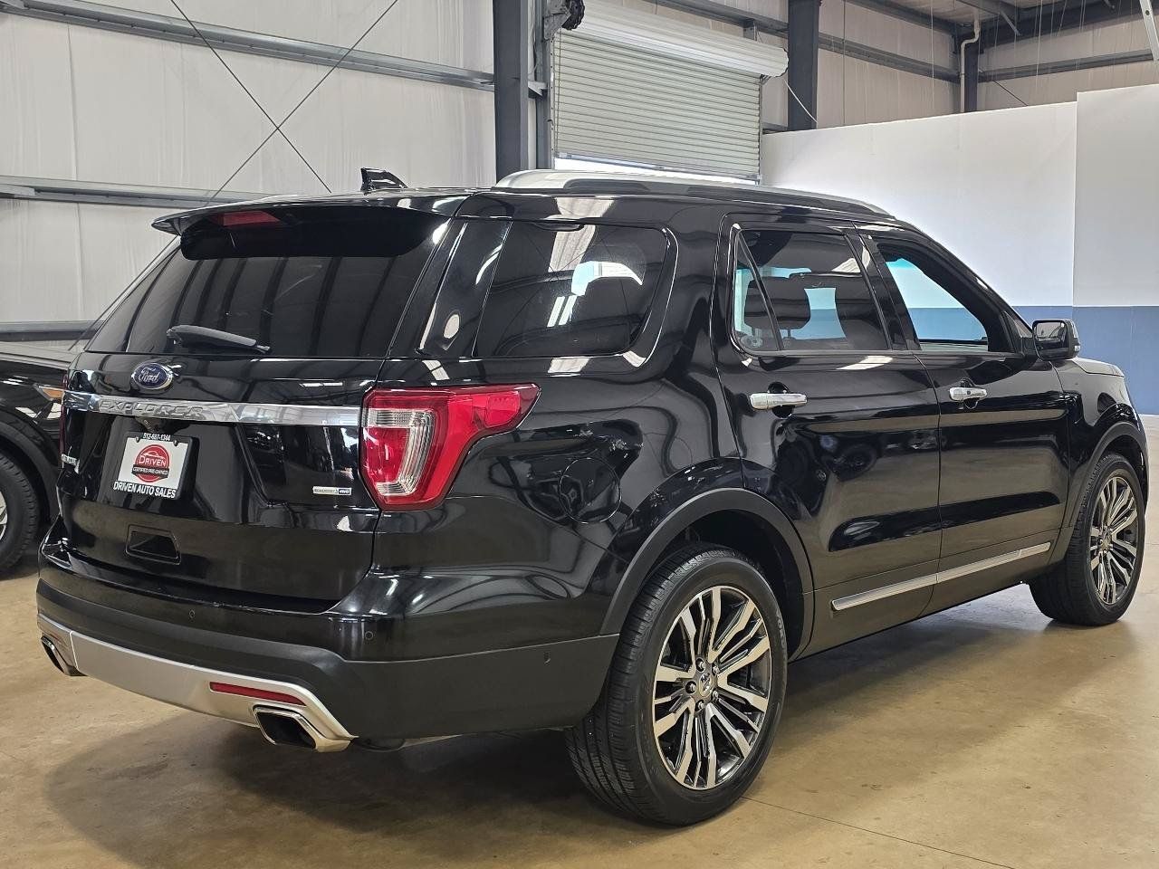Used 2017 Ford Explorer Platinum AWD/4WD image 4