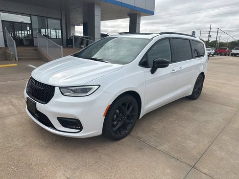 Used 2025 Chrysler Pacifica Limited FWD image 32