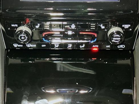 New 2025 Jeep Grand Cherokee Altitude image 10