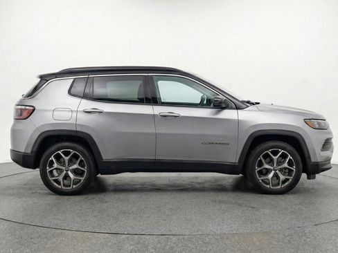 Used 2025 Jeep Compass Limited image 11