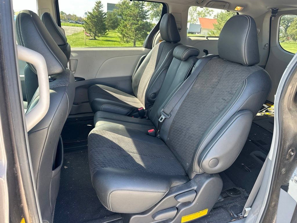 Used 2011 Toyota Sienna SE w/ Preferred Pkg FWD image 14