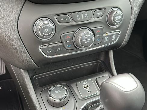 Used 2021 Jeep Cherokee Limited w/ Elite Package image 17