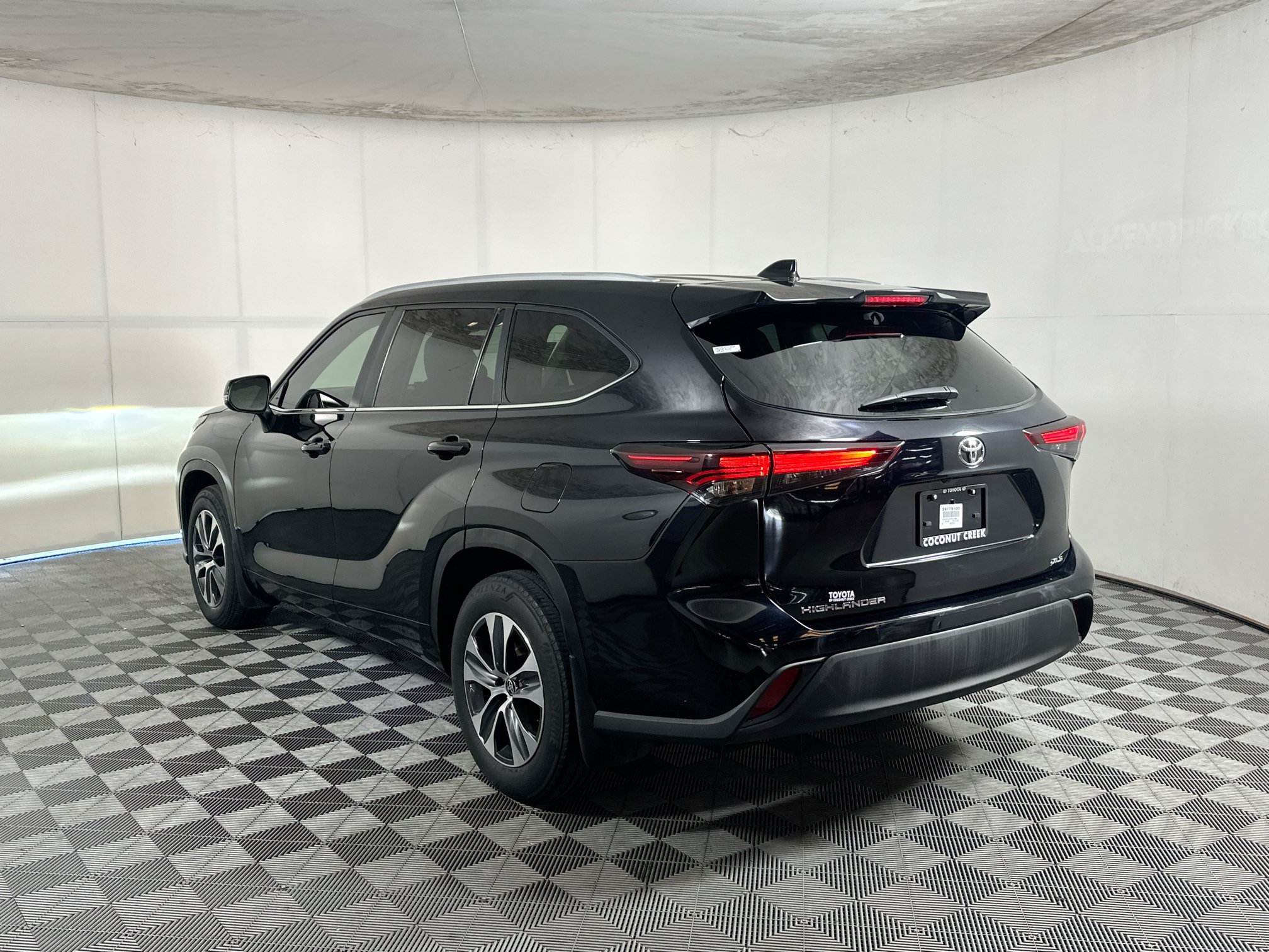 Used 2024 Toyota Highlander XLE FWD image 5