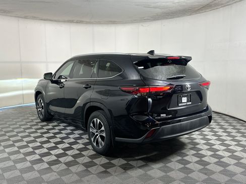 Used 2024 Toyota Highlander XLE FWD image 5