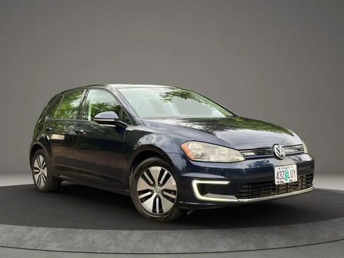 Used 2016 Volkswagen e-Golf SE FWD image 3