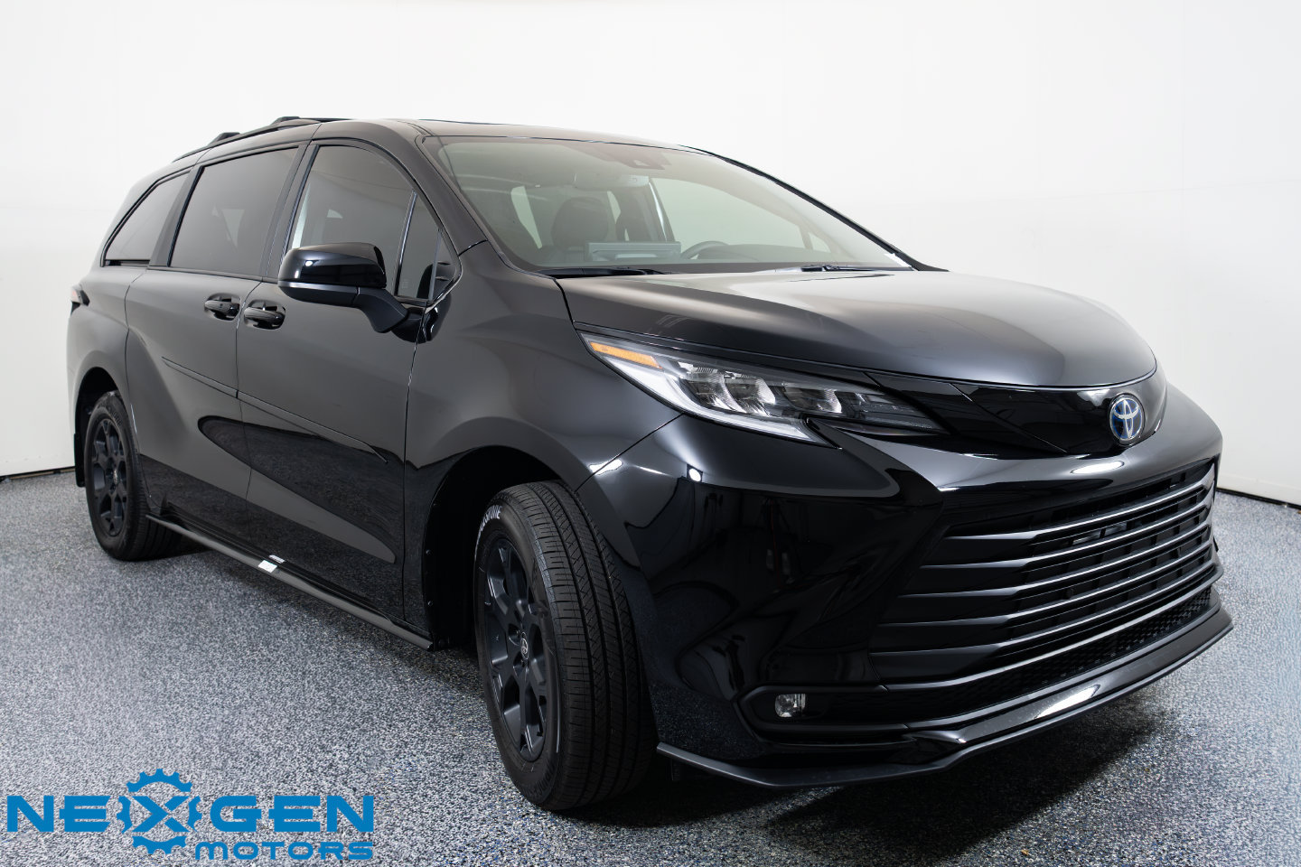 Used 2025 Toyota Sienna XLE Woodland Edition AWD/4WD image 1